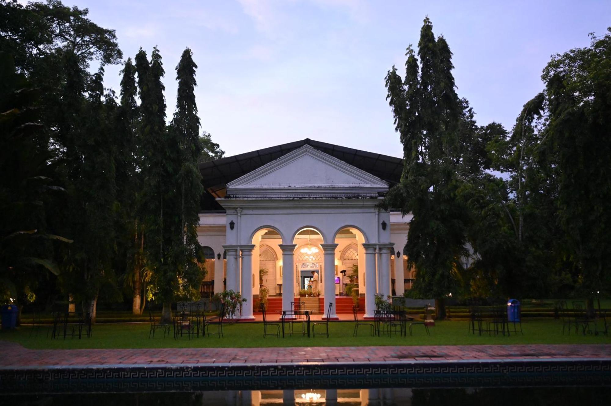 Отель Thengal Manor Джорхат Экстерьер фото