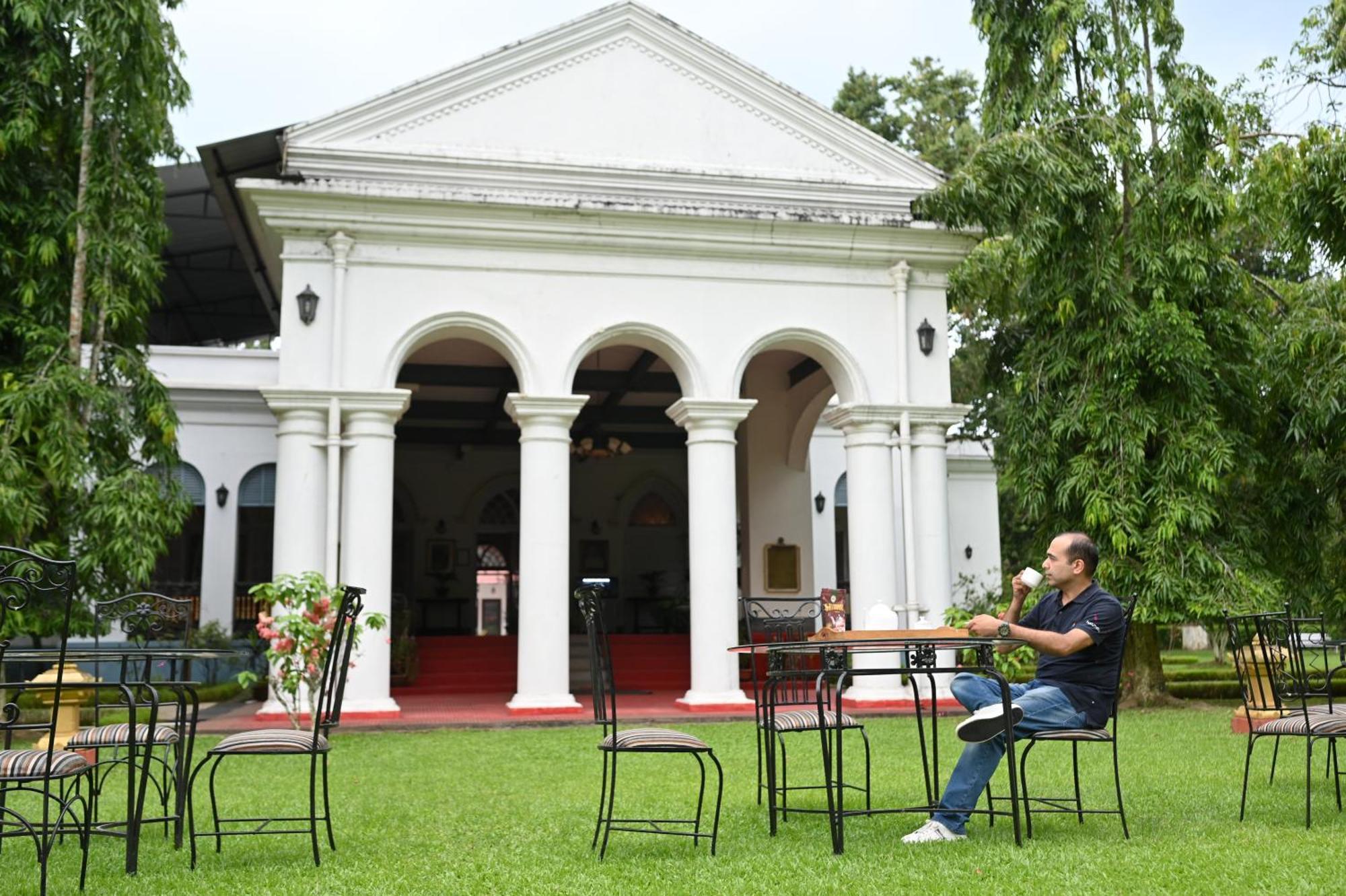 Отель Thengal Manor Джорхат Экстерьер фото